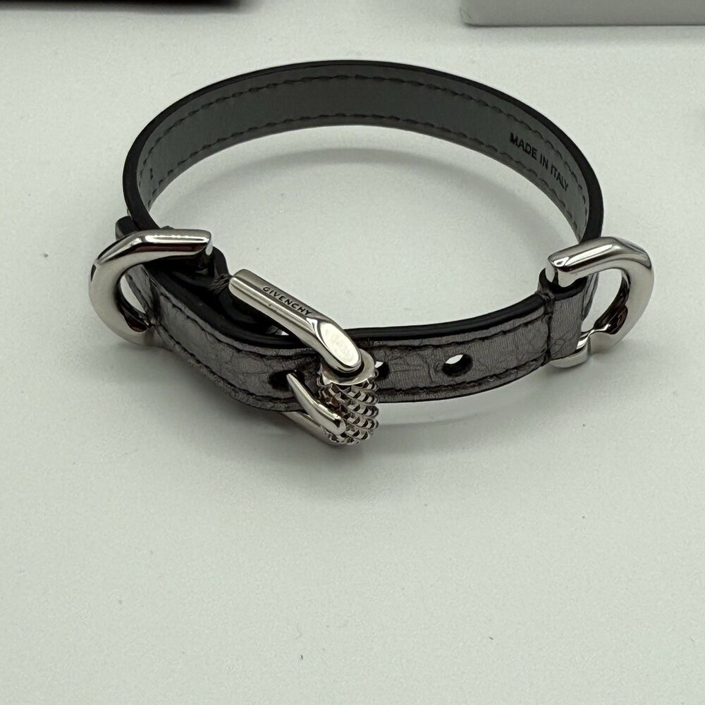 Women’s Givenchy Leather Bracelet Voyou Silvery Grey. Never Worn! Box Included!